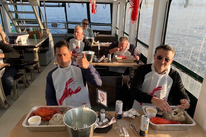 סיור בסירה עם מסיבת קלמארי בפלימות'