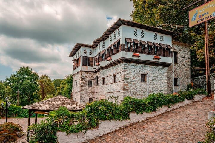 Volos: Small Group Tour to Pinakates, Vizitsa & Milies
