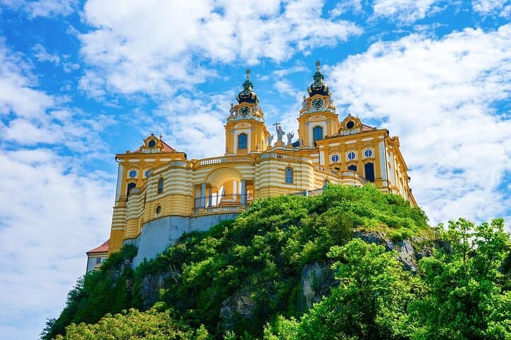Private transfer from Vienna to Munich with sightseeing stop