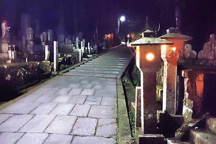 קויאסאן: השקט הקדוש של אוקונוין בשחר ובחושך