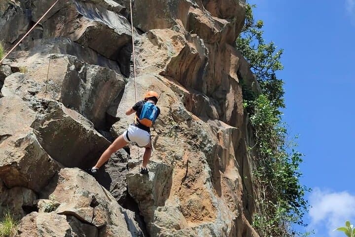 פארק השער של הגיהנום עם טיולים רגליים, רכב אופניים, טיפוס וקמפינג בקניה