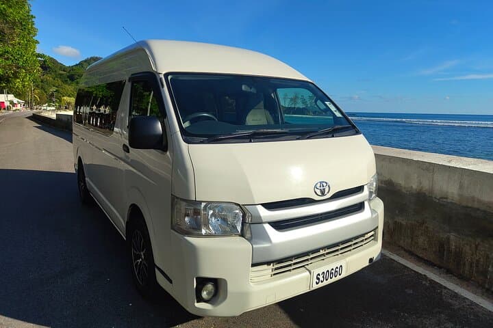 איסוף משדה התעופה של סיישל והורדה במלון