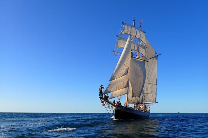 הפלגת אוניה גבוהה במפרץ האיים על ר. טאקר תומפסון כולל ארוחת צהריים על גריל