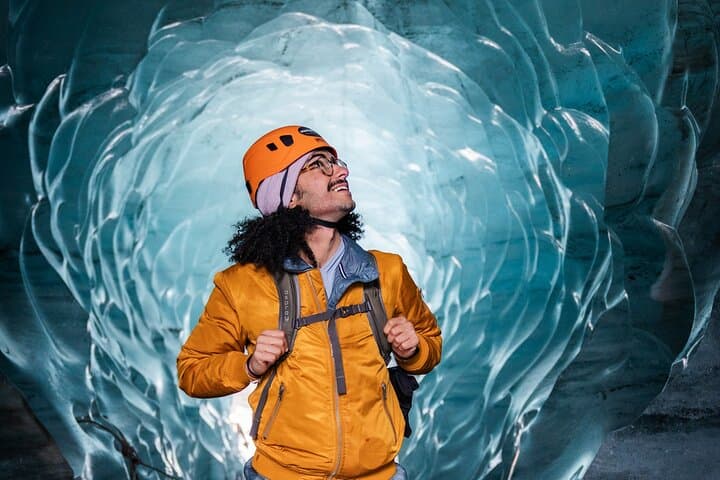 מערת הקרח של הר הגעש קטלה - טיול בסופר ג'יפ מוויק