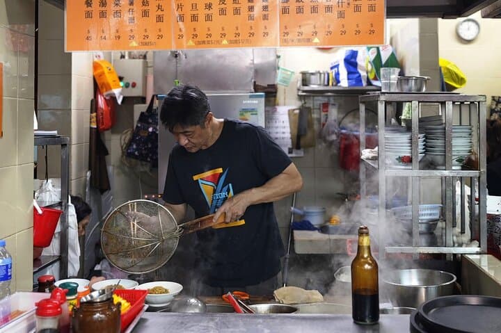 Macau: Private Historic City Tour with Local Food Tasting Tour