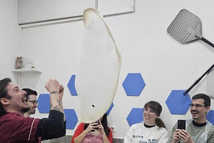 סדנת הכנת פיצה אותנטית בנאפולי עם מנות פתיחה ושתייה