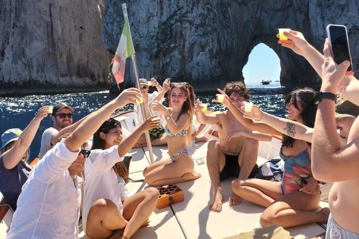 סיור בסירה במערות של האי קפרי