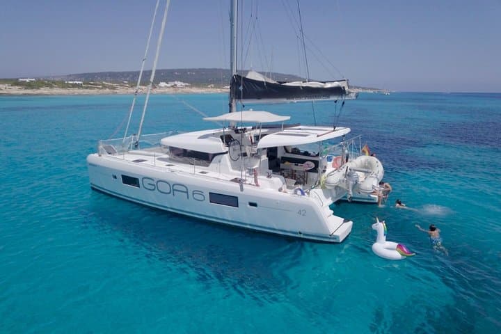 Puerto Vallarta: Coast & Fun 4h All Inclusive on 42' Goa