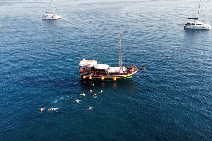 אנטיפארוס ודספוטיקו: לשחות, לחקור וליהנות מארוחת צהריים מפרוס