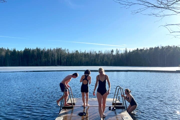 טיול בפארק לאומי וחווית סאונה מעשנת פינית עם ארוחת צהריים ליד המדורה
