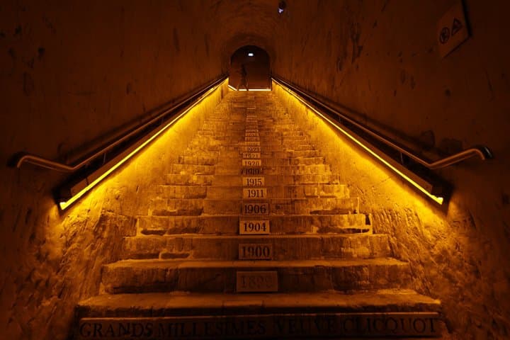 מטיול יום לשמפניה ברימס, ווגו קליקו, דומיין מקומי וארוחת צהריים