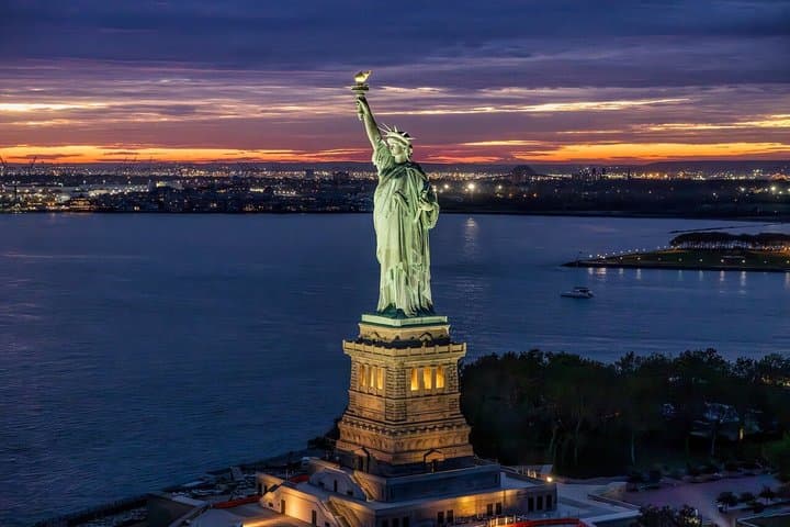 סיור מס helicopter פרטי בעיר ניו יורק לזוגות מווסטצ'סטר