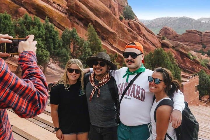 סלעים אדומים ומעבר לכך