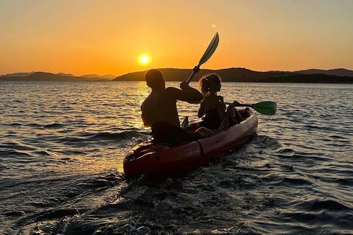 סיור קיאקים בשקיעה עם שנורקלינג ואפריטיף מקומי
