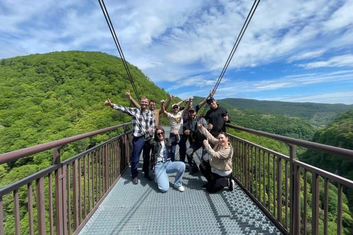 מסיור מודרך בקניוני מרטווילי ואוקצ'ה ומערה מקוטאיסי