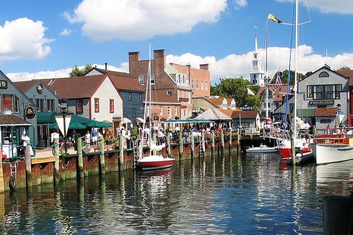 סיור הליכה של אוכל והיסטוריה בניופורט