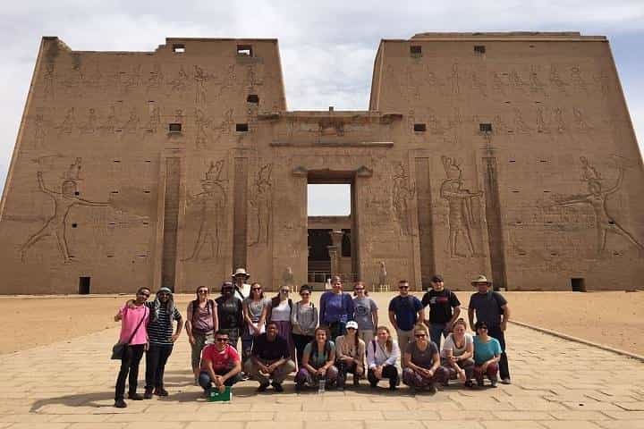 טיול עתיק לבקר בעיר לוקסור מקהיר על ידי חקר ארץ התרבות.
