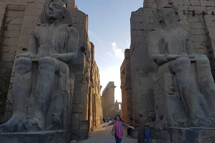 טיול עתיק לבקר בעיר לוקסור מקהיר על ידי חקר ארץ התרבות.