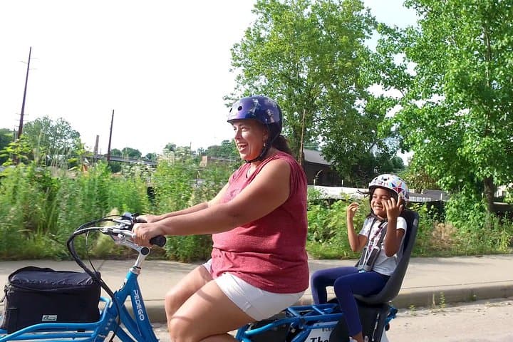 סיור מודרך על אופני חשמליים במרכז ההיסטורי של אשוויל עם נופים ציוריים