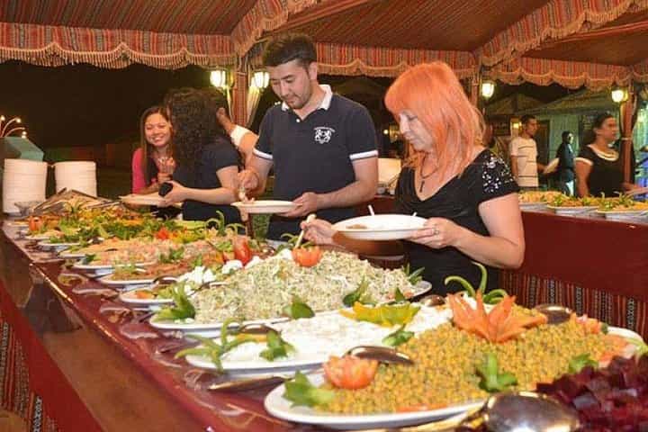 ארוחת ערב במדבר דובאי עם מופע ריקודי בטן