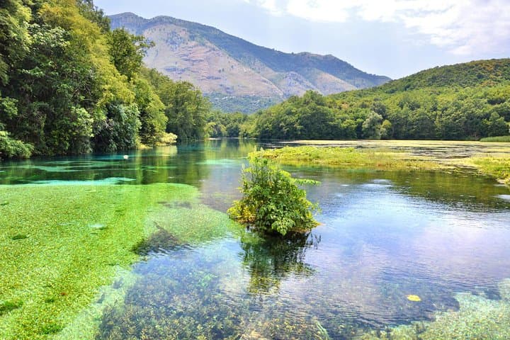 סיור בבוטרינט, עין כחולה, קסמילי וטירת לקורש מסרנדה
