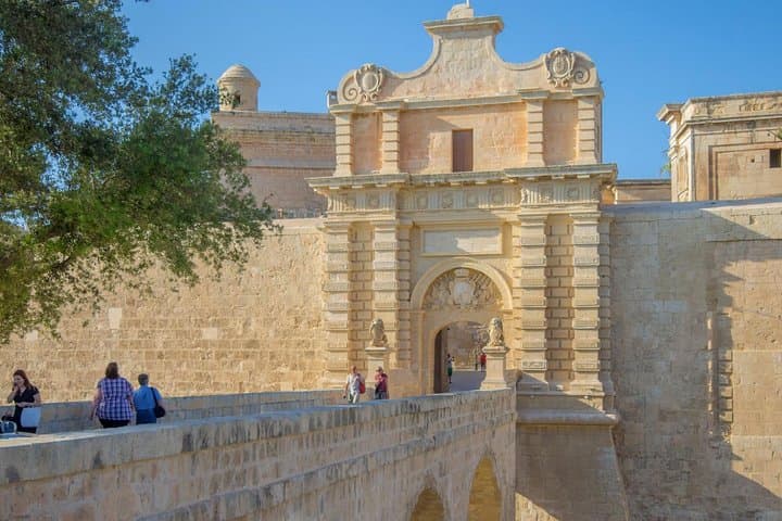 סיור מודרך במדינה, צוקי דינגלי וגני סן אנטון