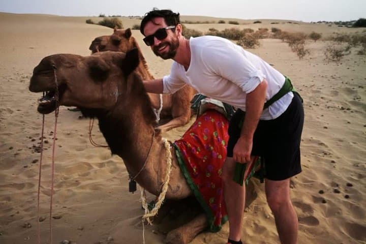 טיול גמלים חצי יום בשקיעה ברג'סטן