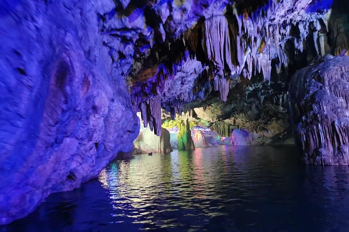 טיול יום פרטי כולל הכל לכפר ליו ג'יאצ'יאו ומערת אינשואי מווהאן