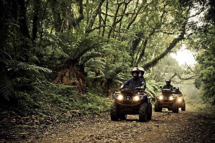 סיור קטנועים לגבעות עם שטח 15 קילומטרים - 2 אנשים