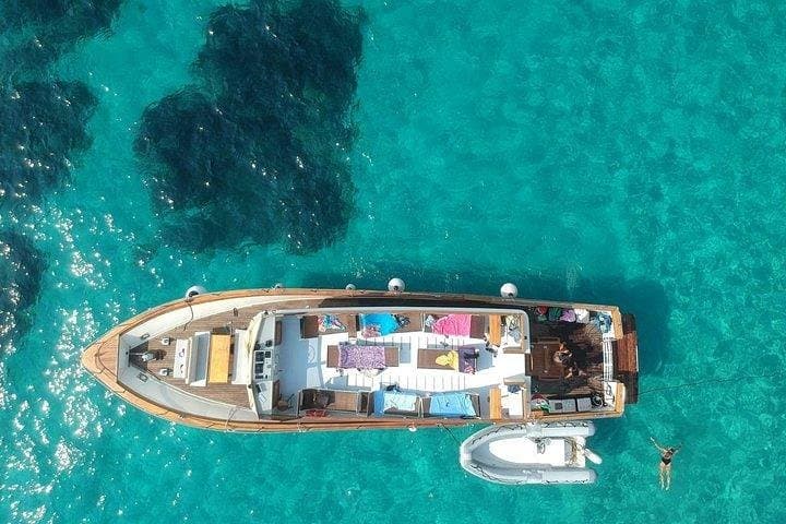 סיבוב באי איזקיה עם יאכטת המנוע רוקה קורסה