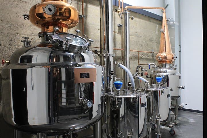 סיור במבשלת המשקאות של צ'אקנאט ביי עם 2 קוקטיילים מיניאטוריים וזכוכית מתנה