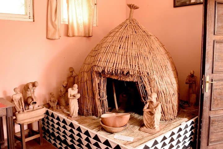 טיול יום למתופפי המלכות בגיטגה - טיפוס על הר סונגה - סיור אדריכלות