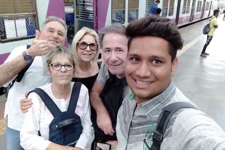 סיור אתרי תיירות במומבאי באמצעות תחבורה ציבורית עם ארוחת צהריים משפחתית.