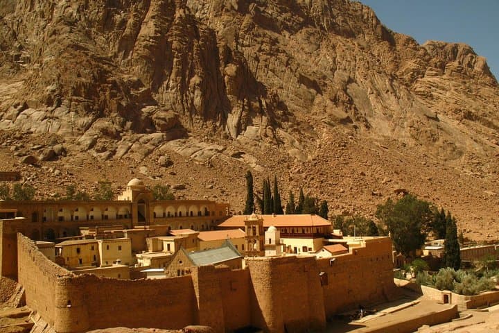 טיול זריחת השמש בהר סיני ומנזר סנט קתרין מדהב.