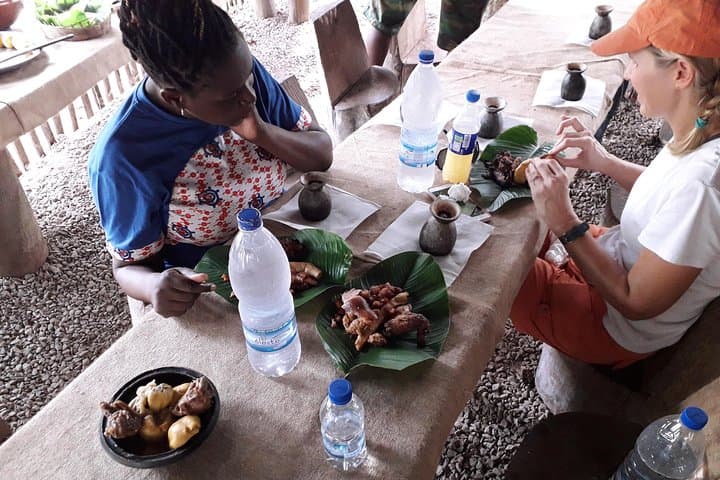 בקרו במטע קקאו וגומי - כפר איווירי מסורתי עם ארוחה מקומית!