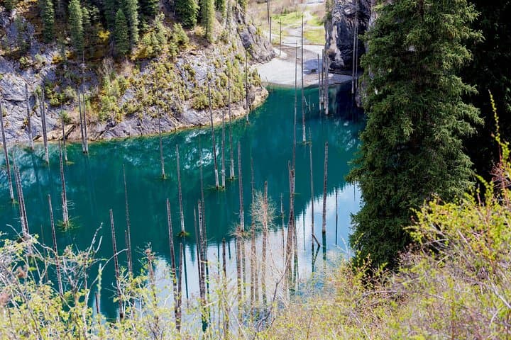 טיול פרטי בן יומיים - אגם קולטסאי ואגם קאינדי (יער מוצף) דרך קניון שרן.