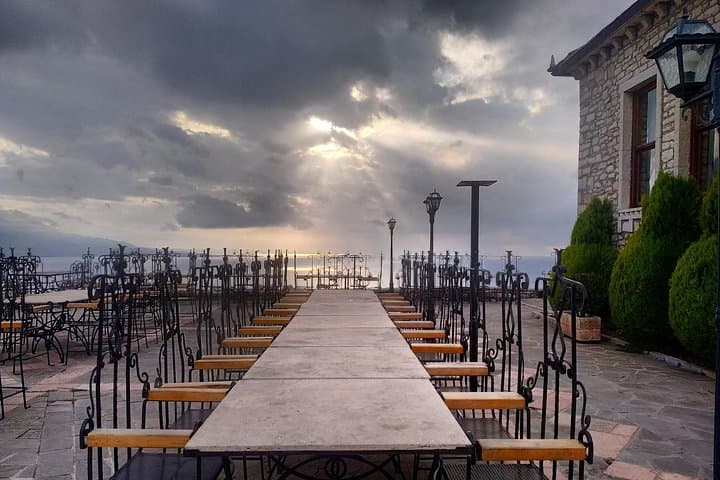 סיבוב חצי יום בדרום אלבניה (עין כחולה, טירת לקורשי, קסמיל)