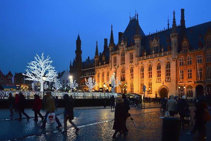Christmas Magic in Bruges – Private Walk & Hot Chocolate