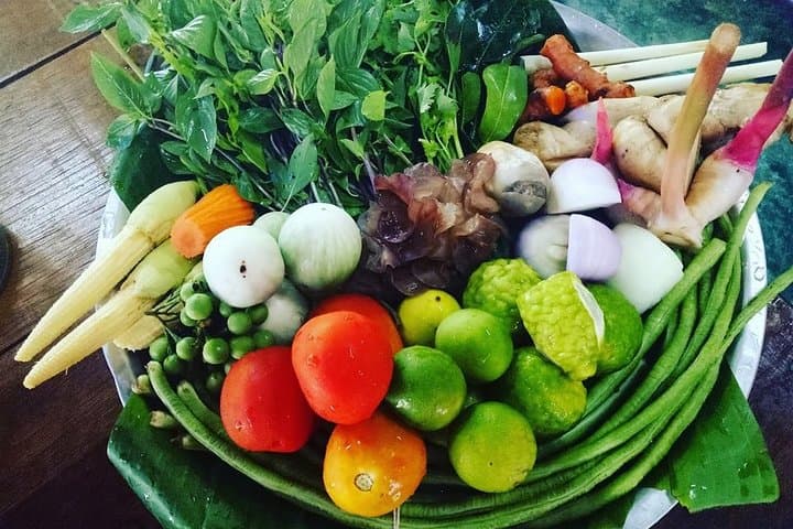 כיתת בישול אורגנית תאילנדית טבעונית וסיור בשוק בפוקט