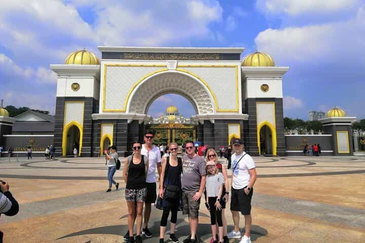 המוזיאון הלאומי של מלזיה עם אתרים מפורסמים בעיר קואלה לומפור