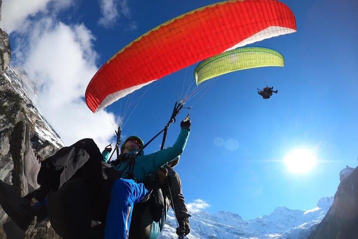 Mürren: Paragliding over the Lauterbrunnen Valley