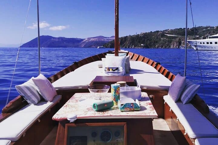 גילוי ליפארי בסירה (סיור פרטי)