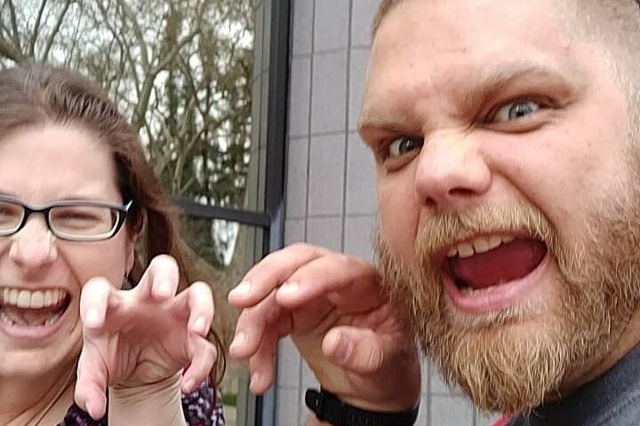 סיור חיפוש בעיר רנו על ידי ציידי הזומבים