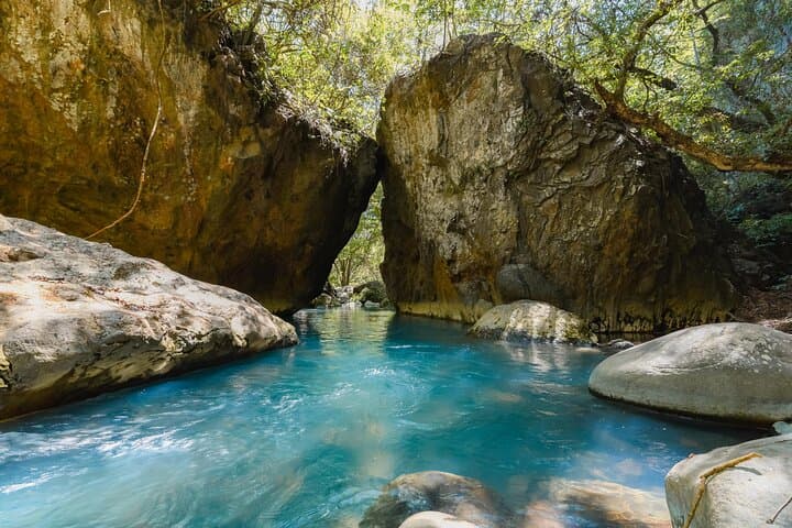 טיול הליכה למפלי לה ליאונה עם צהריים.
