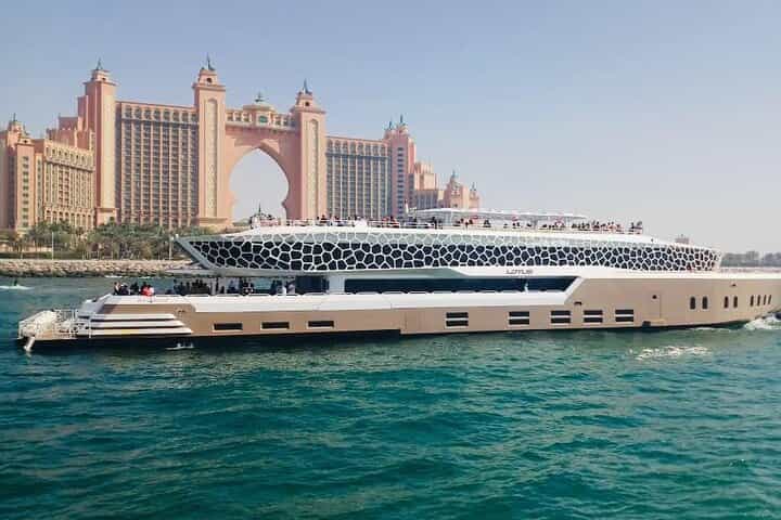 שייט יוקרה על יאכטת מגה של 7 כוכבים עם בופה בינלאומי