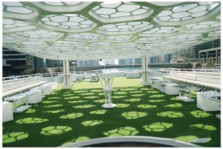 שייט יוקרה על יאכטת מגה של 7 כוכבים עם בופה בינלאומי