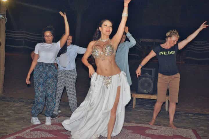 ספארי מדברי בדובאי עם ארוחת ערב בשרים ומופעים חיים