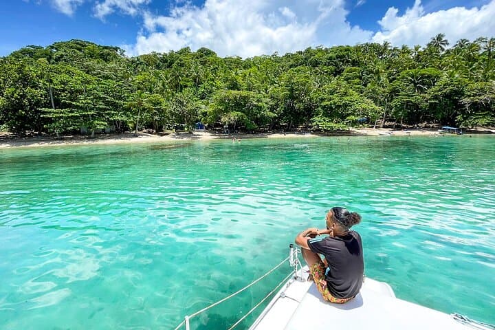 שיט קאטמרן כל היום בחופים הקאריביים עם שנורקלינג וארוחת צהריים