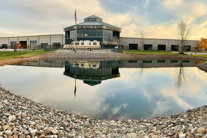 דלג על התור להיכל תהילה ולמוזיאון רכבים ממונעים/דיור מיוצר