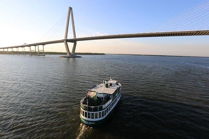 סיור סירות בהיסטוריה של נמל צ'רלסטון - במהלך היום או בשקיעה